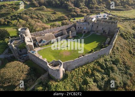 Vue aérienne du château de Manorbier, Pembrokeshire, pays de Galles, Royaume-Uni Banque D'Images