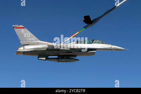 Richard Gonzales, photographe aérien civil de la base aérienne d'Edwards, effectue une mission de chasse photo à l'arrière du F-16D 90-840 le 27 juin 2024. Photographe aérien Banque D'Images