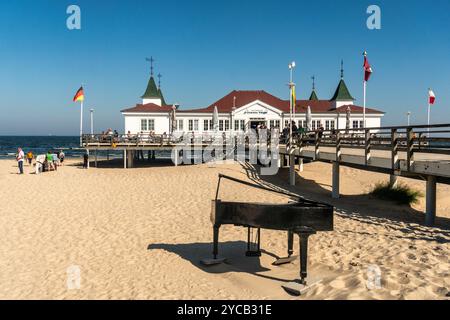 Ostseebad Ahlbeck, Konzertflügel am Sandstrand von Ahlbeck, Strandkörbe, Seebrücke Ahlbeck, Usedom, Mecklembourg-Poméranie occidentale, Deutschland, Europa Ostseebad Ahlbeck, Konzertflügel am Sandstrand von Ahlbeck, Strandkörbe, Seebrücke Ahlbeck, Usedom, Mecklembourg-Poméranie occidentale, Deutschland, Europa *** Ostseebad Ahlbeck, concert piano à queue sur la plage de sable d'Ahlbeck, chaises longues, jetée Ahlbeck, Usedom, Mecklembourg-Poméranie occidentale, Allemagne, Europe Ostseebad Ahlbeck, concert piano à queue sur la plage de sable d'Ahlbeck, chaises de plage, jetée Ahlbeck, Usedom, Mecklembourg-Poméranie occidentale, Allemagne, Europe Banque D'Images