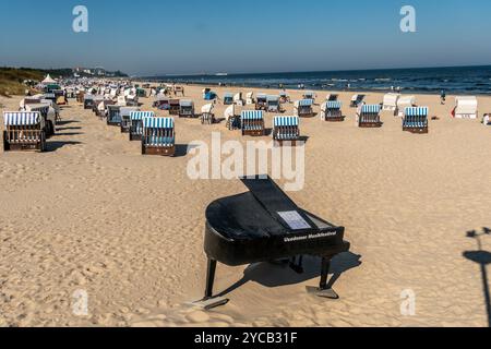 Ostseebad Ahlbeck, Konzertflügel am Sandstrand von Ahlbeck, Strandkörbe, Blick Richtung Heringsdorf, Usedom, Mecklembourg-Poméranie occidentale, Deutschland, Europa Ostseebad Ahlbeck, Konzertflügel am Sandstrand von Ahlbeck, Strandkörbe, Blick Richtung Heringsdorf, Usedom, Mecklembourg-Poméranie occidentale, Deutschland, Europa *** Ostseebad Ahlbeck, concert piano à queue sur la plage de sable d'Ahlbeck, chaises longues, vue sur Heringsdorf, Usedom, Mecklembourg Poméranie occidentale, Allemagne, Europe Ostseebad Ahlbeck, concert piano à queue sur la plage de sable d'Ahlbeck, chaises longues, vue sur Heringsdorf, Usedom, Mecklen Banque D'Images