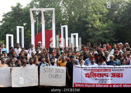 Dhaka, Dhaka, Bangladesh. 22 octobre 2024. Le mouvement étudiant anti-discrimination dirigé par des étudiants révolutionnaires a tenu une réunion de masse à Shahid Minar à Dhaka pour exiger l'interdiction de l'organisation terroriste Chhatra League (l'aile étudiante de la Ligue Awami du Bangladesh) et la démission du président nommé par le fascisme Mohammad Sahabuddin Chuppu. Mohammad Sahabuddin a été officiellement élu sans opposition comme 22e président du pays le 13 février 2023. Mohammad Sahabuddin Chuppu a été recruté par Sheikh Hasina et est considéré comme un partisan du massacre de juillet-août. Crédit : ZUMA Pr Banque D'Images