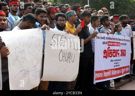 Dhaka, Dhaka, Bangladesh. 22 octobre 2024. Le mouvement étudiant anti-discrimination dirigé par des étudiants révolutionnaires a tenu une réunion de masse à Shahid Minar à Dhaka pour exiger l'interdiction de l'organisation terroriste Chhatra League (l'aile étudiante de la Ligue Awami du Bangladesh) et la démission du président nommé par le fascisme Mohammad Sahabuddin Chuppu. Mohammad Sahabuddin a été officiellement élu sans opposition comme 22e président du pays le 13 février 2023. Mohammad Sahabuddin Chuppu a été recruté par Sheikh Hasina et est considéré comme un partisan du massacre de juillet-août. Crédit : ZUMA Pr Banque D'Images