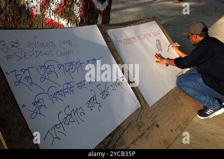 Dhaka, Dhaka, Bangladesh. 22 octobre 2024. Le mouvement étudiant anti-discrimination dirigé par des étudiants révolutionnaires a tenu une réunion de masse à Shahid Minar à Dhaka pour exiger l'interdiction de l'organisation terroriste Chhatra League (l'aile étudiante de la Ligue Awami du Bangladesh) et la démission du président nommé par le fascisme Mohammad Sahabuddin Chuppu. Mohammad Sahabuddin a été officiellement élu sans opposition comme 22e président du pays le 13 février 2023. Mohammad Sahabuddin Chuppu a été recruté par Sheikh Hasina et est considéré comme un partisan du massacre de juillet-août. Crédit : ZUMA Pr Banque D'Images