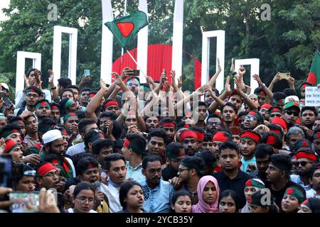 Dhaka, Dhaka, Bangladesh. 22 octobre 2024. Le mouvement étudiant anti-discrimination dirigé par des étudiants révolutionnaires a tenu une réunion de masse à Shahid Minar à Dhaka pour exiger l'interdiction de l'organisation terroriste Chhatra League (l'aile étudiante de la Ligue Awami du Bangladesh) et la démission du président nommé par le fascisme Mohammad Sahabuddin Chuppu. Mohammad Sahabuddin a été officiellement élu sans opposition comme 22e président du pays le 13 février 2023. Mohammad Sahabuddin Chuppu a été recruté par Sheikh Hasina et est considéré comme un partisan du massacre de juillet-août. Crédit : ZUMA Pr Banque D'Images