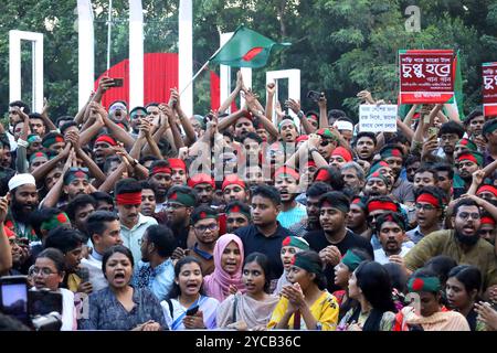 Dhaka, Dhaka, Bangladesh. 22 octobre 2024. Le mouvement étudiant anti-discrimination dirigé par des étudiants révolutionnaires a tenu une réunion de masse à Shahid Minar à Dhaka pour exiger l'interdiction de l'organisation terroriste Chhatra League (l'aile étudiante de la Ligue Awami du Bangladesh) et la démission du président nommé par le fascisme Mohammad Sahabuddin Chuppu. Mohammad Sahabuddin a été officiellement élu sans opposition comme 22e président du pays le 13 février 2023. Mohammad Sahabuddin Chuppu a été recruté par Sheikh Hasina et est considéré comme un partisan du massacre de juillet-août. Crédit : ZUMA Pr Banque D'Images