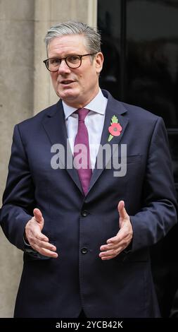 Londres, Royaume-Uni. 22 octobre 2024. Sir Keir Starmer, premier ministre du Royaume-Uni, rencontre des collecteurs de fonds pour la Royal British Legion et achète un coquelicot pour leur appel du coquelicot devant la porte numéro 10 de Downing Street. Crédit : Imageplotter/Alamy Live News Banque D'Images