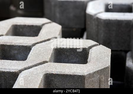 Tuiles de cendres en béton à carreaux d'Une pelouse de jardin sur le trottoir de palette. Pierres de pavage en gazon. Grasscrete est un matériau respectueux de l'environnement pour Banque D'Images