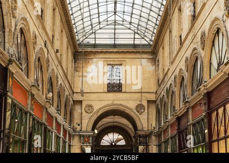 Vue à l'intérieur de l'historique Galerie Bordelaise présentant les détails architecturaux étonnants, les allées voûtées et le plafond de verre Banque D'Images