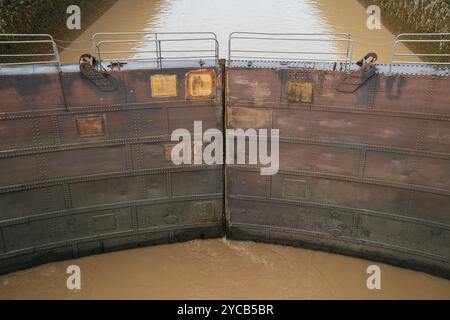 Image détaillée montrant les portes métalliques complexes des Ecluses des bassins à flot, élément essentiel de l'infrastructure maritime bordelaise, avec mudd Banque D'Images