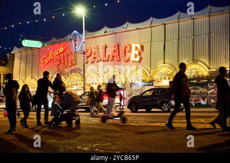 Le festival Lightpool a lieu chaque année pendant l'illumination de Blackpool lors des vacances scolaires de mi-trimestre. Silcocks Fun Palace arcade sur la promenade Banque D'Images