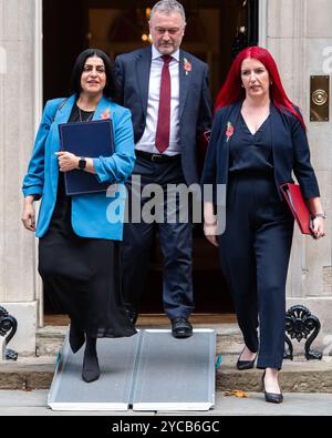 Londres, Angleterre, Royaume-Uni. 22 octobre 2024. Le secrétaire d'État à la Justice SHABANA MAHMOOD (à gauche), le secrétaire d'État à l'environnement, à l'alimentation et aux Affaires rurales STEVE REED (au centre) et la secrétaire d'État aux Transports LOUISE HAIGH (à droite) quittent Downing Street après une réunion du Cabinet. (Crédit image : © Thomas Krych/ZUMA Press Wire) USAGE ÉDITORIAL SEULEMENT! Non destiné à UN USAGE commercial ! Crédit : ZUMA Press, Inc/Alamy Live News Banque D'Images