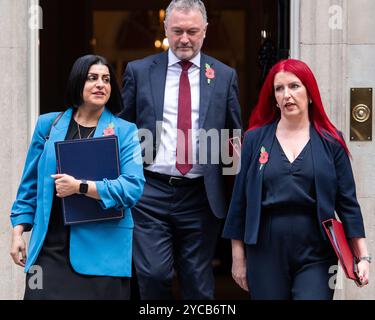 Londres, Angleterre, Royaume-Uni. 22 octobre 2024. Le secrétaire d'État à la Justice SHABANA MAHMOOD (à gauche), le secrétaire d'État à l'environnement, à l'alimentation et aux Affaires rurales STEVE REED (au centre) et la secrétaire d'État aux Transports LOUISE HAIGH (à droite) quittent Downing Street après une réunion du Cabinet. (Crédit image : © Thomas Krych/ZUMA Press Wire) USAGE ÉDITORIAL SEULEMENT! Non destiné à UN USAGE commercial ! Crédit : ZUMA Press, Inc/Alamy Live News Banque D'Images