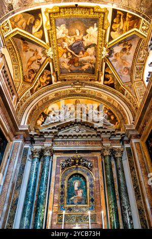 Maître-autel de l'église baroque de Santa Maria della Pace, avec une peinture de la Vierge à l'enfant à Rome, Italie. Banque D'Images