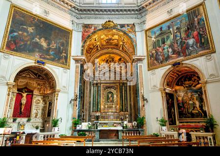 Maître-autel de l'église baroque de Santa Maria della Pace, avec une peinture de la Vierge à l'enfant à Rome, Italie. Banque D'Images