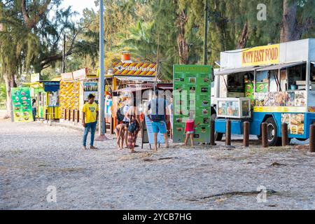 Food trucks typiques, repas sur roues, Flic en Flac, plage, côte ouest, océan Indien, île Maurice, Afrique, Typische Foodtrucks, Essen auf Rädern, Banque D'Images