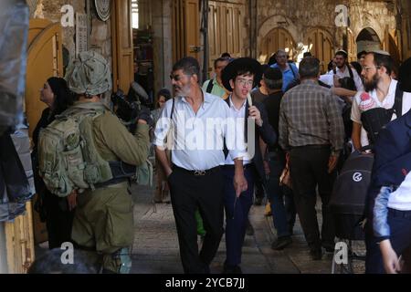 Un groupe de colons juifs activistes sous la protection de soldats israéliens effectue des raids pendant le festival juif des Tabernacles de Sukkot Un groupe de colons juifs activistes sous la protection de soldats israéliens effectue des raids pendant le festival juif des Tabernacles de Sukkot dans la vieille ville de Tabernacles Cisjordanie le 22 septembre 2024. Photo de Taha Abu Hussein apaimages Hébron Cisjordanie territoire palestinien 221024 Hébron TH 0031 Copyright : xapaimagesxTahaxAbuxHusseinxxapaimagesx Banque D'Images