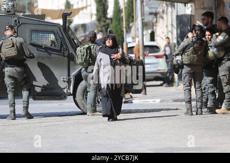 Un groupe de colons juifs activistes sous la protection de soldats israéliens effectue des raids pendant le festival juif des Tabernacles de Sukkot Un groupe de colons juifs activistes sous la protection de soldats israéliens effectue des raids pendant le festival juif des Tabernacles de Sukkot dans la vieille ville de Tabernacles Cisjordanie le 22 septembre 2024. Photo de Taha Abu Hussein apaimages Hébron Cisjordanie territoire palestinien 221024 Hébron TH 0015 Copyright : xapaimagesxTahaxAbuxHusseinxxapaimagesx Banque D'Images