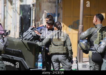 Un groupe de colons juifs activistes sous la protection de soldats israéliens effectue des raids pendant le festival juif des Tabernacles de Sukkot Un groupe de colons juifs activistes sous la protection de soldats israéliens effectue des raids pendant le festival juif des Tabernacles de Sukkot dans la vieille ville de Tabernacles Cisjordanie le 22 septembre 2024. Photo de Taha Abu Hussein apaimages Hébron Cisjordanie territoire palestinien 221024 Hébron TH 0010 Copyright : xapaimagesxTahaxAbuxHusseinxxapaimagesx Banque D'Images