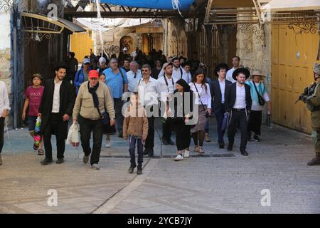 Un groupe de colons juifs activistes sous la protection de soldats israéliens effectue des raids pendant le festival juif des Tabernacles de Sukkot Un groupe de colons juifs activistes sous la protection de soldats israéliens effectue des raids pendant le festival juif des Tabernacles de Sukkot dans la vieille ville de Tabernacles Cisjordanie le 22 septembre 2024. Photo de Taha Abu Hussein apaimages Hébron Cisjordanie territoire palestinien 221024 Hébron TH 0029 Copyright : xapaimagesxTahaxAbuxHusseinxxapaimagesx Banque D'Images