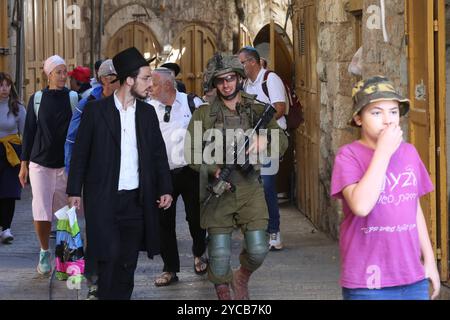 Un groupe de colons juifs activistes sous la protection de soldats israéliens effectue des raids pendant le festival juif des Tabernacles de Sukkot Un groupe de colons juifs activistes sous la protection de soldats israéliens effectue des raids pendant le festival juif des Tabernacles de Sukkot dans la vieille ville de Tabernacles Cisjordanie le 22 septembre 2024. Photo de Taha Abu Hussein apaimages Hébron Cisjordanie territoire palestinien 221024 Hébron TH 0030 Copyright : xapaimagesxTahaxAbuxHusseinxxapaimagesx Banque D'Images