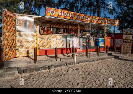 Food trucks typiques, repas sur roues, Flic en Flac, plage, côte ouest, océan Indien, île Maurice, Afrique, Typische Foodtrucks, Essen auf Rädern, Banque D'Images