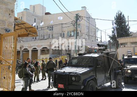 Un groupe de colons juifs activistes sous la protection de soldats israéliens effectue des raids pendant le festival juif des Tabernacles de Sukkot Un groupe de colons juifs activistes sous la protection de soldats israéliens effectue des raids pendant le festival juif des Tabernacles de Sukkot dans la vieille ville de Tabernacles Cisjordanie le 22 septembre 2024. Photo de Taha Abu Hussein apaimages Hébron Cisjordanie territoire palestinien 221024 Hébron TH 0037 Copyright : xapaimagesxTahaxAbuxHusseinxxapaimagesx Banque D'Images