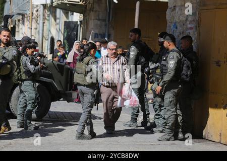 Un groupe de colons juifs activistes sous la protection de soldats israéliens effectue des raids pendant le festival juif des Tabernacles de Sukkot Un groupe de colons juifs activistes sous la protection de soldats israéliens effectue des raids pendant le festival juif des Tabernacles de Sukkot dans la vieille ville de Tabernacles Cisjordanie le 22 septembre 2024. Photo de Taha Abu Hussein apaimages Hébron Cisjordanie territoire palestinien 221024 Hébron TH 004 Copyright : xapaimagesxTahaxAbuxHusseinxxapaimagesx Banque D'Images