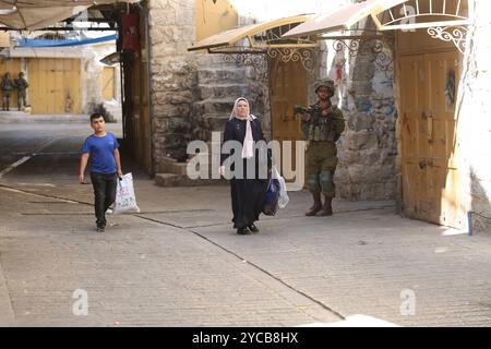 Un groupe de colons juifs activistes sous la protection de soldats israéliens effectue des raids pendant le festival juif des Tabernacles de Sukkot Un groupe de colons juifs activistes sous la protection de soldats israéliens effectue des raids pendant le festival juif des Tabernacles de Sukkot dans la vieille ville de Tabernacles Cisjordanie le 22 septembre 2024. Photo de Taha Abu Hussein apaimages Hébron Cisjordanie territoire palestinien 221024 Hébron TH 0019 Copyright : xapaimagesxTahaxAbuxHusseinxxapaimagesx Banque D'Images