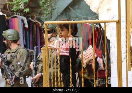 Un groupe de colons juifs activistes sous la protection de soldats israéliens effectue des raids pendant le festival juif des Tabernacles de Sukkot Un groupe de colons juifs activistes sous la protection de soldats israéliens effectue des raids pendant le festival juif des Tabernacles de Sukkot dans la vieille ville de Tabernacles Cisjordanie le 22 septembre 2024. Photo de Taha Abu Hussein apaimages Hébron Cisjordanie territoire palestinien 221024 Hébron TH 0020 Copyright : xapaimagesxTahaxAbuxHusseinxxapaimagesx Banque D'Images