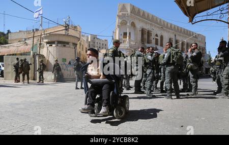 Un groupe de colons juifs activistes sous la protection de soldats israéliens effectue des raids pendant le festival juif des Tabernacles de Sukkot Un groupe de colons juifs activistes sous la protection de soldats israéliens effectue des raids pendant le festival juif des Tabernacles de Sukkot dans la vieille ville de Tabernacles Cisjordanie le 22 septembre 2024. Photo de Taha Abu Hussein apaimages Hébron Cisjordanie territoire palestinien 221024 Hébron TH 003 Copyright : xapaimagesxTahaxAbuxHusseinxxapaimagesx Banque D'Images