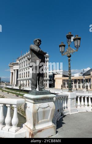 Statue de l'écrivain Murteza (Myrteza) Peza sur le pont de l'Art, Skopje, Macédoine du Nord, Balkans. Banque D'Images