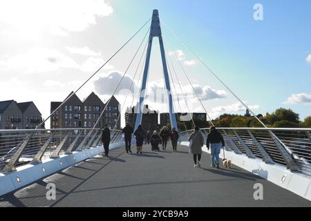 Les gens traversent le nouveau pont piétonnier Partick-Govan enjambant la rivière Clyde à Glasgow, en Écosse. Le pont pivote pour passer le trafic fluvial Banque D'Images