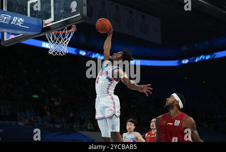 Pékin, Chine. 22 octobre 2024. Ashton Hagans (G) des Tigers volants du Xinjiang dunk lors d'un match entre les Ducks de Pékin et les Tigers volants du Xinjiang lors de la saison 2024-2025 de la ligue de l'Association chinoise de basket-ball (CBA) à Pékin, Chine, 22 octobre 2024. Crédit : Wang Kaiyan/Xinhua/Alamy Live News Banque D'Images