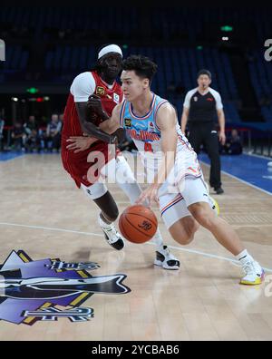 Pékin, Chine. 22 octobre 2024. Nuni Omot (G) des Ducks de Pékin bloque lors d'un match entre les Ducks de Pékin et les Tigres volants du Xinjiang lors de la saison 2024-2025 de la ligue de l'Association chinoise de basket-ball (CBA) à Pékin, Chine, 22 octobre 2024. Crédit : Wang Kaiyan/Xinhua/Alamy Live News Banque D'Images