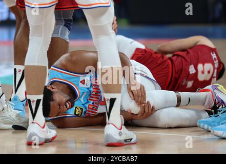 Pékin, Chine. 22 octobre 2024. Dedric Lawson des Tigers volants du Xinjiang tombe lors d'un match entre les Ducks de Pékin et les Tigers volants du Xinjiang lors de la saison 2024-2025 de la ligue de la Chinese Basketball Association (CBA) à Pékin, Chine, 22 octobre 2024. Crédit : Wang Kaiyan/Xinhua/Alamy Live News Banque D'Images