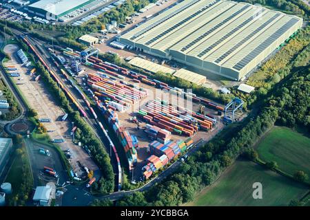 Un tir par drone du terminal de fret intermodal de Birmingham, Tamworth, West Midlands, Angleterre centrale, Royaume-Uni Banque D'Images