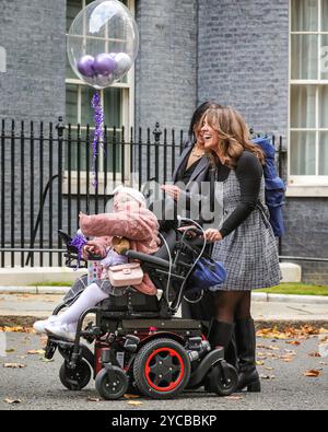 Londres, Royaume-Uni. 22 octobre 2024. Florrie Bark, huit ans, lauréate du prix Child of courage, a combattu la leucémie myéloïde aiguë dès son plus jeune âge et attend une greffe pulmonaire. Les lauréats des Pride of Britain Awards 2024, ainsi que des membres de leur famille et d'autres personnes, arrivent aujourd'hui pour assister à une réception avec le premier ministre au 10 Downing Street. Crédit : Imageplotter/Alamy Live News Banque D'Images