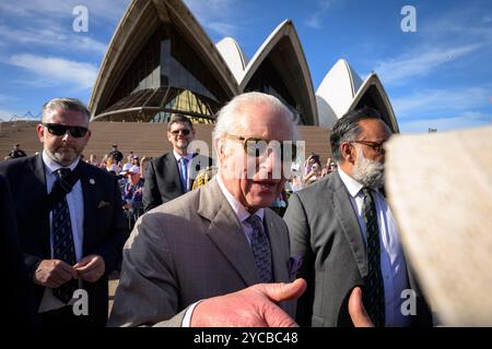 Sydney, Australie. 22 octobre 2024. On voit le roi Charles saluer avec les membres du public devant l'Opéra. Le roi Charles et la reine Camilla ont rencontré des membres du public à l'Opéra de Sydney le 22 octobre 2024. Leurs Majestés seront en Australie à partir du 18 octobre 2024, marquant la première visite du roi Charles en Australie en tant que souverain, et se rendront au Samoa pour la réunion des chefs de gouvernement du Commonwealth le 23 octobre 2024. Crédit : SOPA images Limited/Alamy Live News Banque D'Images