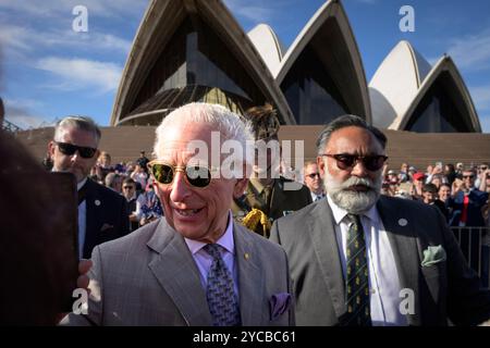 Sydney, Australie. 22 octobre 2024. On voit le roi Charles saluer avec les membres du public devant l'Opéra. Le roi Charles et la reine Camilla ont rencontré des membres du public à l'Opéra de Sydney le 22 octobre 2024. Leurs Majestés seront en Australie à partir du 18 octobre 2024, marquant la première visite du roi Charles en Australie en tant que souverain, et se rendront au Samoa pour la réunion des chefs de gouvernement du Commonwealth le 23 octobre 2024. Crédit : SOPA images Limited/Alamy Live News Banque D'Images