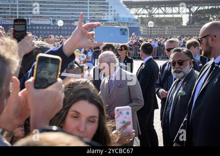 Sydney, Australie. 22 octobre 2024. On voit le roi Charles saluer avec les membres du public devant l'Opéra. Le roi Charles et la reine Camilla ont rencontré des membres du public à l'Opéra de Sydney le 22 octobre 2024. Leurs Majestés seront en Australie à partir du 18 octobre 2024, marquant la première visite du roi Charles en Australie en tant que souverain, et se rendront au Samoa pour la réunion des chefs de gouvernement du Commonwealth le 23 octobre 2024. Crédit : SOPA images Limited/Alamy Live News Banque D'Images