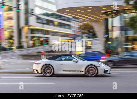 Sportwagen, Porsche 911. Auto dans l'urbanier Umgebung in der Innenstadt von Stuttgart. // 22.10.2024 : Stuttgart, Bade-Württemberg, Allemagne, Europe * Banque D'Images