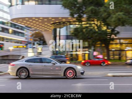 Sportwagen. Porsche. Auto dans l'urbanier Umgebung in der Innenstadt von Stuttgart. // 22.10.2024 : Stuttgart, Bade-Württemberg, Deutschland, Europe *** S Banque D'Images