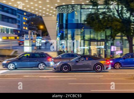 Porsche 911, Sportwagen. Auto dans l'urbanier Umgebung in der Innenstadt von Stuttgart. // 22.10.2024 : Stuttgart, Bade-Württemberg, Allemagne, Europe * Banque D'Images