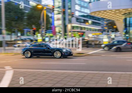 Sportwagen. Porsche. Auto dans l'urbanier Umgebung in der Innenstadt von Stuttgart. // 22.10.2024 : Stuttgart, Bade-Württemberg, Deutschland, Europe *** S Banque D'Images