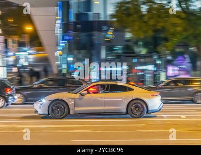 Sportwagen. Porsche. Auto dans l'urbanier Umgebung in der Innenstadt von Stuttgart. // 22.10.2024 : Stuttgart, Bade-Württemberg, Deutschland, Europe *** S Banque D'Images