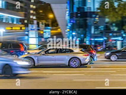 Sportwagen. Porsche. Auto dans l'urbanier Umgebung in der Innenstadt von Stuttgart. // 22.10.2024 : Stuttgart, Bade-Württemberg, Deutschland, Europe *** S Banque D'Images