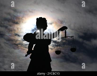 PRODUCTION - 22 octobre 2024, Hesse, Francfort-sur-le-main : la Justitia sur la Fontaine de Justice, un point de repère sur le Römerberg de Francfort, apparaît comme une silhouette contre la lumière. Photo : Arne Dedert/dpa Banque D'Images