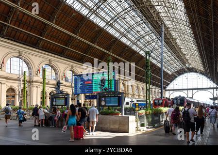 Les passagers et la salle du courrier de la gare Keleti à Budapest Banque D'Images