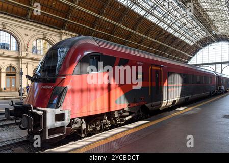 Un train Railjet à la gare Keleti à Budapest Banque D'Images