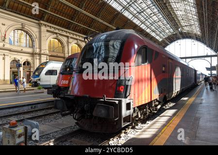 Un train Railjet à la gare Keleti à Budapest Banque D'Images